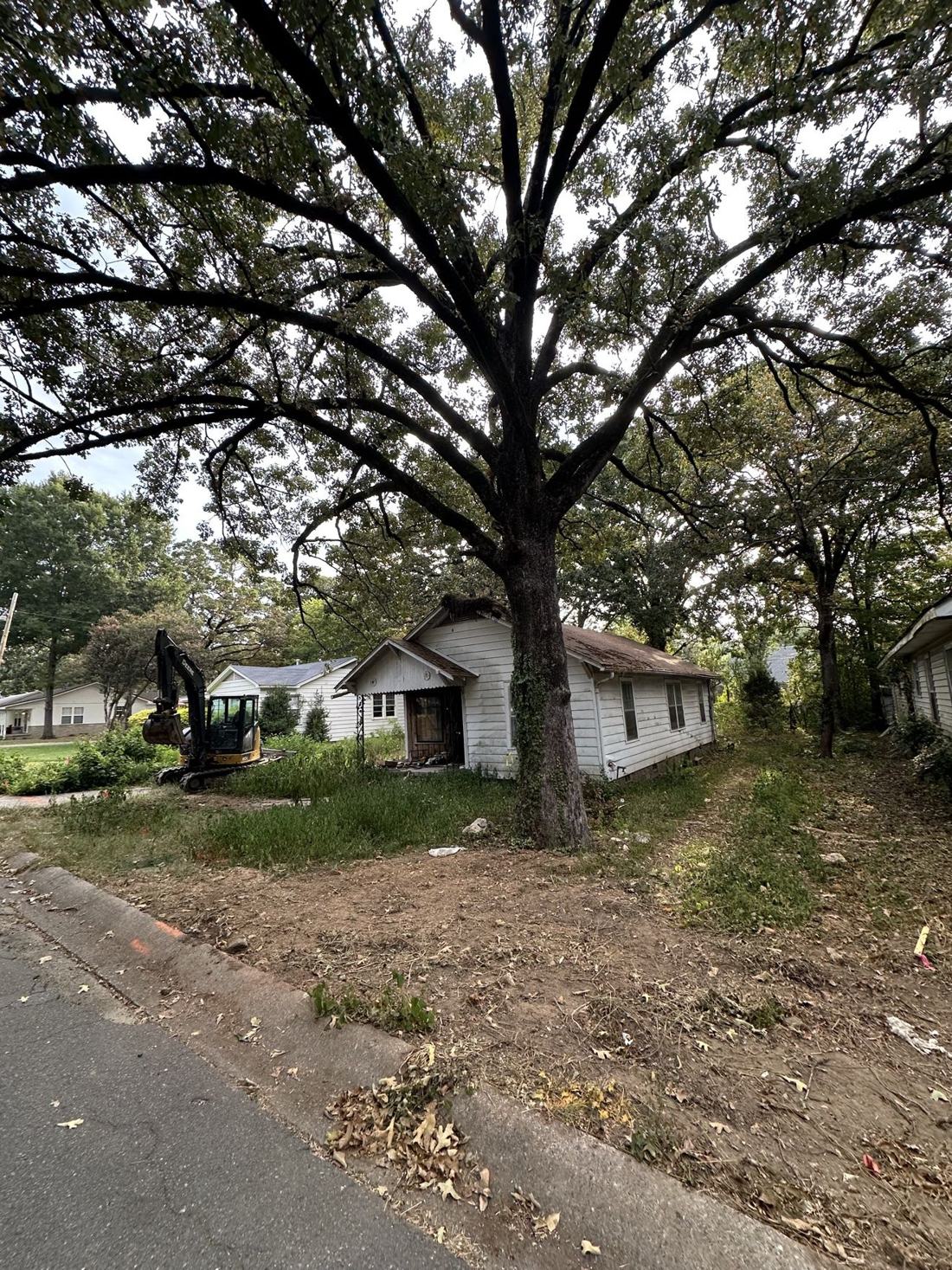 Dilapidated house at 617 N Fillmore St in Little Rock before demolition by Bratchco
